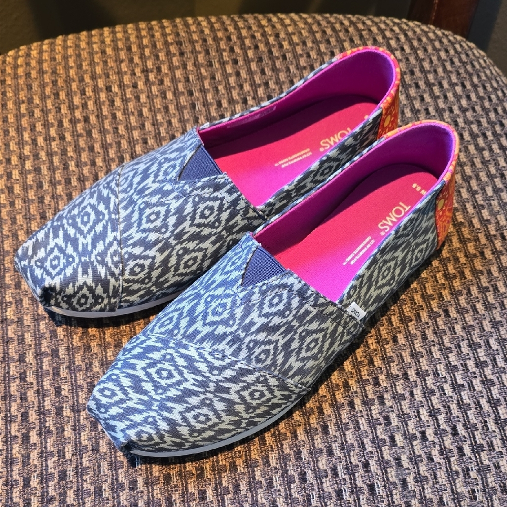TOMS Women's Blue and Pink Patterned Loafers